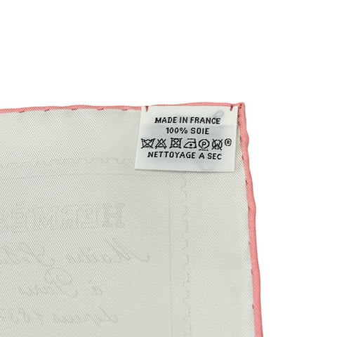 【新品未使用】 Hermes エルメス カレ 90 《フォーブルの切手愛好家》 小物 ピンク / 白 / マルチカラー シルク100% スカーフ 新品未使用 2025春夏コレクション