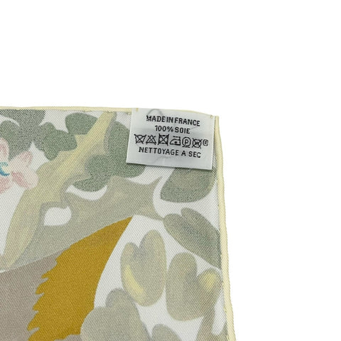 【新品未使用】 Hermes エルメス カレ 90 《草上のカレ》 小物 ヴェール・アマンド / ブルー / イエロー シルク100% スカーフ 新品未使用 2025春夏コレクション