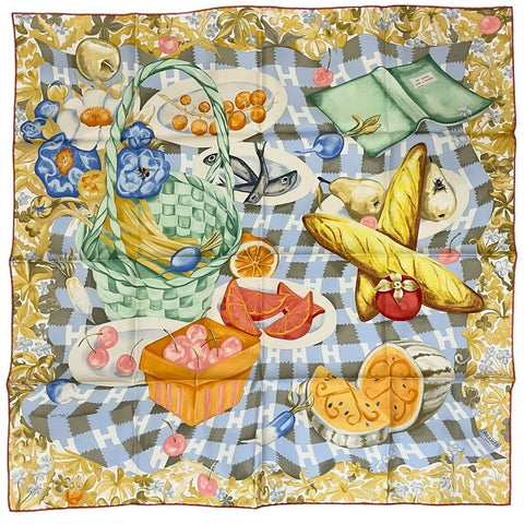 【新品未使用】 Hermes エルメス カレ 90 《草上のカレ》 小物 ブルー・パール/ヴェール・ドー/ベージュ シルク100% スカーフ 新品未使用 2025春夏コレクション