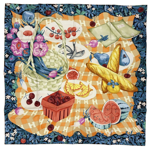 【新品未使用】 Hermes エルメス カレ 90《草上のカレ》2025春夏コレクション スカーフ 小物 ブルー / ピンク / オレンジ シルク100% 新品未使用 SILK 100%