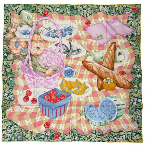 【新品未使用】 Hermes エルメス  カレ 90《草上のカレ》 2025春夏コレクション スカーフ 小物 グリーン / イエロー / モーヴ シルク100% 新品未使用 SILK 100%