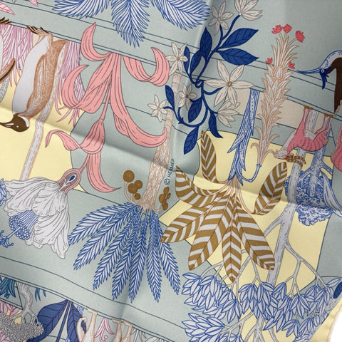 【新品未使用】 Hermes エルメス カレ 90《プレシャス パラダイス》 2025春夏コレクション スカーフ 小物 ジョーヌ・スフル / ブルー / ピンク シルク100% 新品未使用 SILK 100%