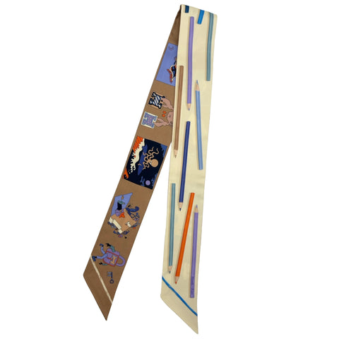 【新品未使用】Hermes エルメス  ツイリー《さあ色鉛筆を出して!カレ・リブレ》 小物 ヴァニーユ / ヴィオレ / 白 / マルチカラー シルク100% 新品未使用