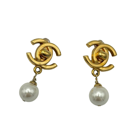 【中古】 CHANEL シャネル TURNLOCK MOTIF PEARL EARRINGS ターンロックモチーフパールイヤリング イヤリング ゴールド GP/フェイクパール 中古 GOLD GP/FAKE PEARL