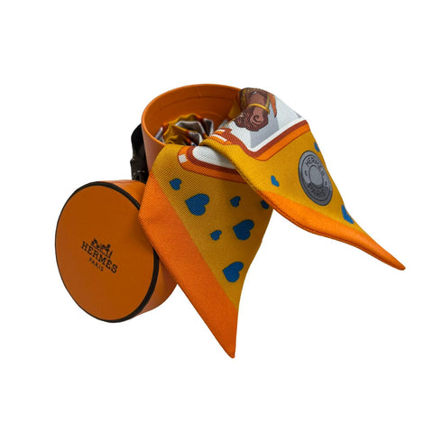 【新品未使用】Hermes エルメス TWILLY ツイリー シルク100% 《エルメス・ストーリー》H063875S02 2023秋冬コレクション プレゼント レディース