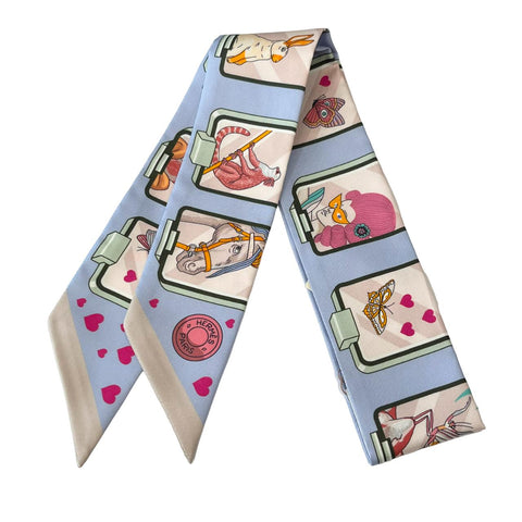 【新品未使用】Hermes エルメス TWILLY ツイリー シルク100% 《エルメス・ストーリー》H063875S09 2023秋冬コレクション プレゼント ギフト レディース