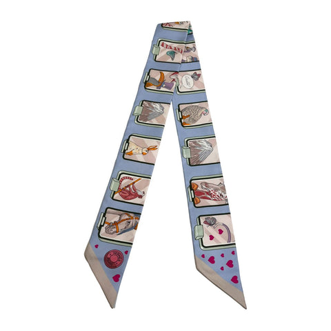 【新品未使用】Hermes エルメス TWILLY ツイリー シルク100% 《エルメス・ストーリー》H063875S09 2023秋冬コレクション プレゼント ギフト レディース