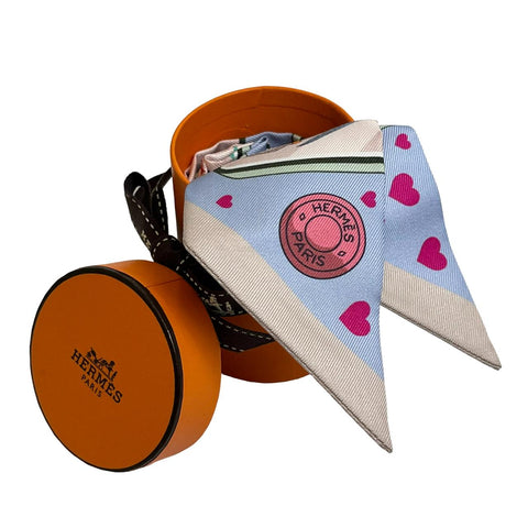 【新品未使用】Hermes エルメス TWILLY ツイリー シルク100% 《エルメス・ストーリー》H063875S09 2023秋冬コレクション プレゼント ギフト レディース