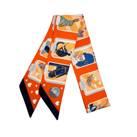 【新品未使用】Hermes エルメス TWILLY ツイリー 《エルメス・ストーリー》H063875S01 2023秋冬コレクション シルク100% レディース  プレゼント ギフト