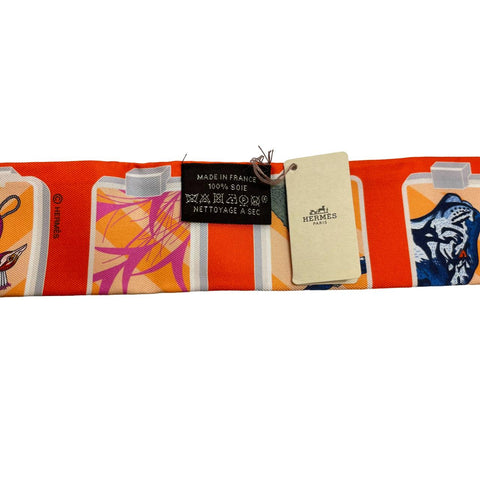 【新品未使用】Hermes エルメス TWILLY ツイリー 《エルメス・ストーリー》H063875S01 2023秋冬コレクション シルク100% レディース  プレゼント ギフト