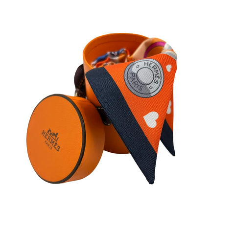 【新品未使用】Hermes エルメス TWILLY ツイリー 《エルメス・ストーリー》H063875S01 2023秋冬コレクション シルク100% レディース  プレゼント ギフト