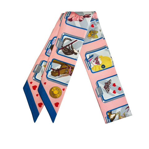 【新品未使用】Hermes エルメス TWILLY ツイリー《エルメス・ストーリー》 H063875S05 2023秋冬コレクション シルク100% レディース プレゼント ギフト