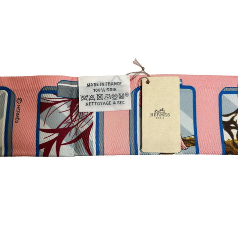 【新品未使用】Hermes エルメス TWILLY ツイリー《エルメス・ストーリー》 H063875S05 2023秋冬コレクション シルク100% レディース プレゼント ギフト