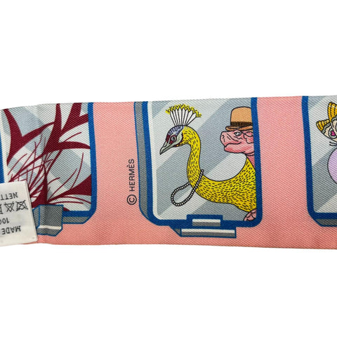 【新品未使用】Hermes エルメス TWILLY ツイリー《エルメス・ストーリー》 H063875S05 2023秋冬コレクション シルク100% レディース プレゼント ギフト