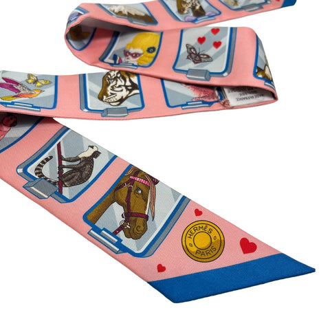 【新品未使用】Hermes エルメス TWILLY ツイリー《エルメス・ストーリー》 H063875S05 2023秋冬コレクション シルク100% レディース プレゼント ギフト