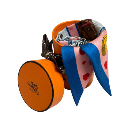 【新品未使用】Hermes エルメス TWILLY ツイリー《エルメス・ストーリー》 H063875S05 2023秋冬コレクション シルク100% レディース プレゼント ギフト