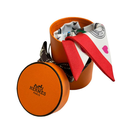 【新品未使用】Hermes エルメス TWILLY ツイリー 《エルメス・ストーリー》H063875S08 2023秋冬コレクション シルク100% レディース プレゼント ギフト