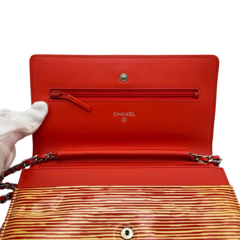 【中古】 CHANEL シャネル ココマーク パテントレザー チェーンウォレット オレンジ レッド 長財布 オレンジ系 シルバー金具 18番台(2014年) ブランド財布 中古品