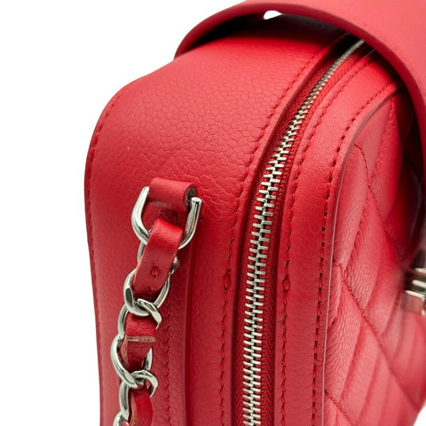 【中古】 CHANEL CC スクエア チェーン カメラバッグ レッド キャビアスキン レッド系 シルバー金具 24番台(2017年) ブランドバッグ ショルダーバッグ 中古品 (CHANEL,cc,square,red,caviaskin,silver,chain,shourderbag,used)
