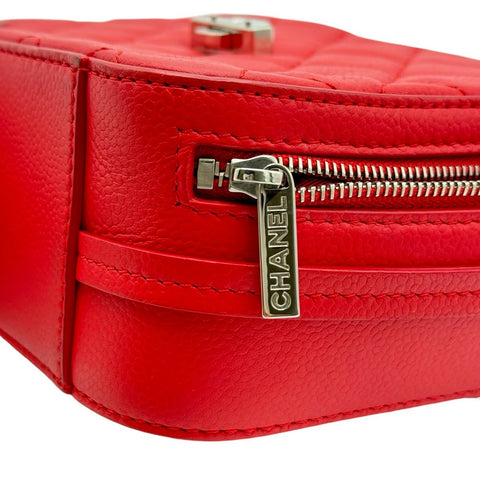 【中古】 CHANEL CC スクエア チェーン カメラバッグ レッド キャビアスキン レッド系 シルバー金具 24番台(2017年) ブランドバッグ ショルダーバッグ 中古品 (CHANEL,cc,square,red,caviaskin,silver,chain,shourderbag,used)