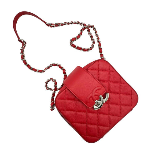 【中古】 CHANEL CC スクエア チェーン カメラバッグ レッド キャビアスキン レッド系 シルバー金具 24番台(2017年) ブランドバッグ ショルダーバッグ 中古品 (CHANEL,cc,square,red,caviaskin,silver,chain,shourderbag,used)