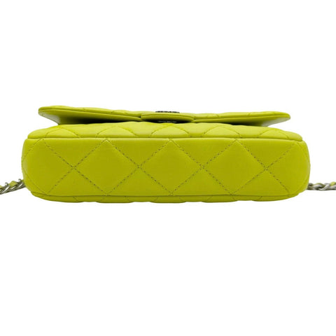 【中古】 CHANEL シャネル マトラッセ チェーン フォンケース ショルダーバッグ ライムグリーン ラムスキン グリーン系 シルバー金具 31番台(2021年) 中古品