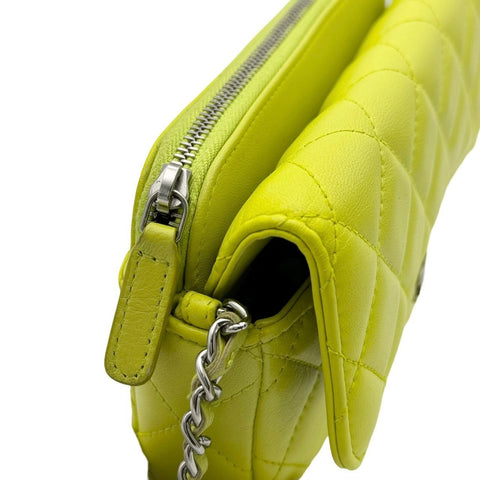 【中古】 CHANEL シャネル マトラッセ チェーン フォンケース ショルダーバッグ ライムグリーン ラムスキン グリーン系 シルバー金具 31番台(2021年) 中古品