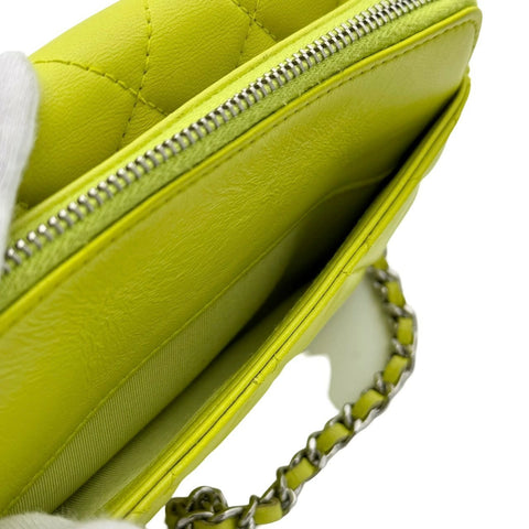 【中古】 CHANEL シャネル マトラッセ チェーン フォンケース ショルダーバッグ ライムグリーン ラムスキン グリーン系 シルバー金具 31番台(2021年) 中古品