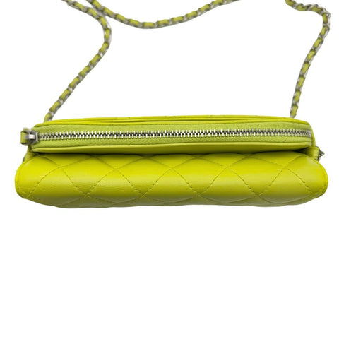【中古】 CHANEL シャネル マトラッセ チェーン フォンケース ショルダーバッグ ライムグリーン ラムスキン グリーン系 シルバー金具 31番台(2021年) 中古品