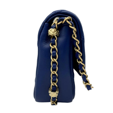 【中古】 CHANEL シャネル マトラッセ ショルダーバッグ ブルー ラムスキン ブルー系 ゴールド金具 ランダム番(2021年~) ブランドバッグ ショルダーバッグ 中古品 (CHANEL,matelasse,shourderbag,blue,lambskin,gold,used)