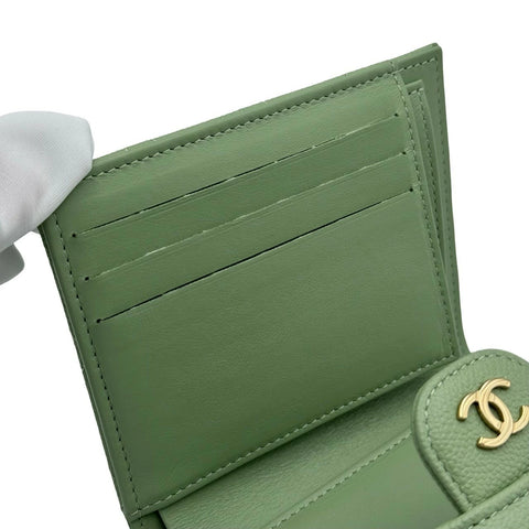 【中古】 CHANEL シャネル タイムレス クラシックウォレット ミントグリーン キャビアスキン ゴールド金具 ランダム番(2021年~) ブランド財布 中古品 (CHANEL,timeless,classic,wallet,mint green,gold,caviarskin,used)