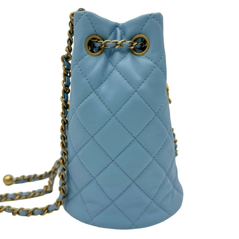 【中古】 CHANEL シャネル バケット ショルダーバッグ ライトブルー ラムスキン ブルー系 ゴールド金具 ランダム番(2021年~) ブランドバッグ ショルダーバッグ 中古品 (CHANEL,bucket,liteblue,lambskin,gold,shourderbag,used)