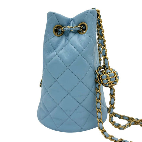 【中古】 CHANEL シャネル バケット ショルダーバッグ ライトブルー ラムスキン ブルー系 ゴールド金具 ランダム番(2021年~) ブランドバッグ ショルダーバッグ 中古品 (CHANEL,bucket,liteblue,lambskin,gold,shourderbag,used)