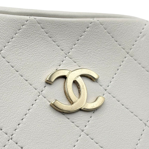【中古】 CHANEL シャネル ハンドルバッグ ホワイト ラムスキン 30番台(2020-2021年) ブランドバッグ ショルダーバッグ 中古品 レディース