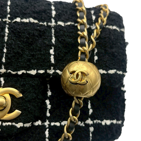 【中古】 CHANEL シャネル TWEED MINI MATELASSE ツイードミニマトラッセ ショルダーバッグ ランダム番(2023年～) ブラック/ホワイト ツイード 中古 USED バッグ