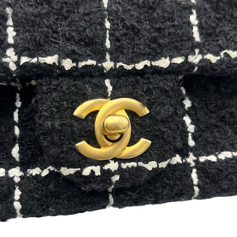 【中古】 CHANEL シャネル TWEED MINI MATELASSE ツイードミニマトラッセ ショルダーバッグ ランダム番(2023年～) ブラック/ホワイト ツイード 中古 USED バッグ