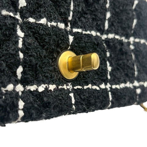 【中古】 CHANEL シャネル TWEED MINI MATELASSE ツイードミニマトラッセ ショルダーバッグ ランダム番(2023年～) ブラック/ホワイト ツイード 中古 USED バッグ