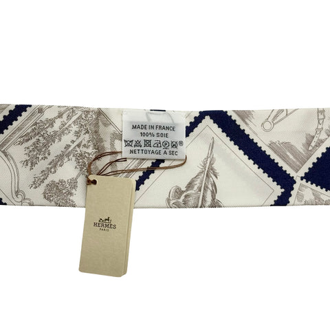 【新品未使用】 Hermes エルメス 《フォーブルの切手愛好家》 ツイリー ブルー・マリン／クレーム/キャラメル シルク100％ 新品未使用
