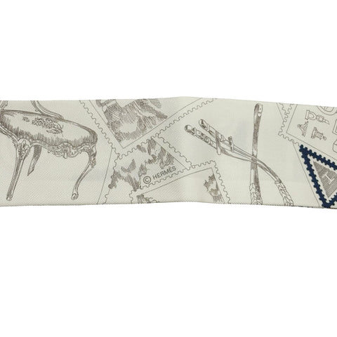 【新品未使用】 Hermes エルメス 《フォーブルの切手愛好家》 ツイリー ブルー・マリン／クレーム/キャラメル シルク100％ 新品未使用