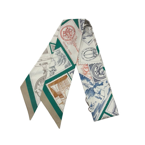 【新品未使用】Hermes エルメス 《フォーブルの切手愛好家》 ツイリー グリーン/ノワゼット/ブルー シルク100％ 新品未使用