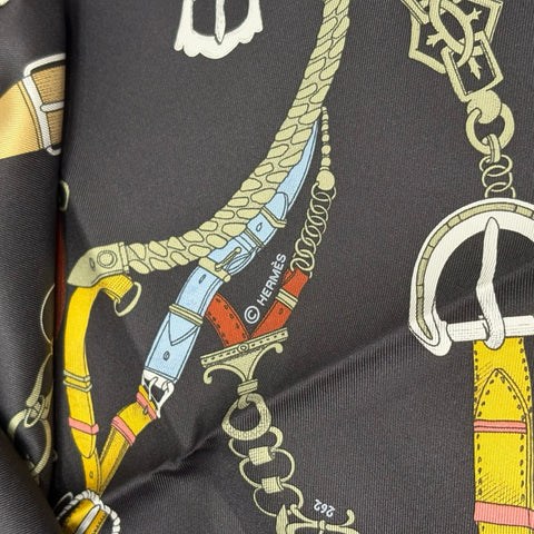 【新品未使用】 Hermes エルメス カレ 90 《シュヴォー・デシェネ》 小物 黒 / カーキ / グレー シルク100% 新品未使用