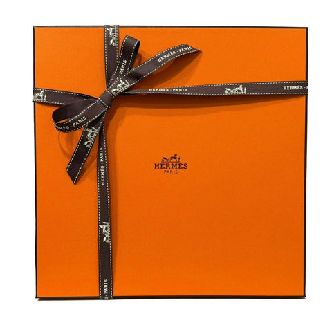 【新品未使用】 Hermes エルメス  カレ 90 《プリーズ・ホールド・ザ・ライン》 小物 クレーム / ブルー / グレー シルク100% 新品未使用
