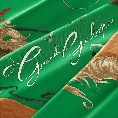 【新品未使用】 Hermes エルメス  カレ 90 《グラン・ギャロップ》 小物 カラー ヴェール・エムロード / キュイール / レッド シルク100% スカーフ 新品未使用 2026年春夏新作コレクション