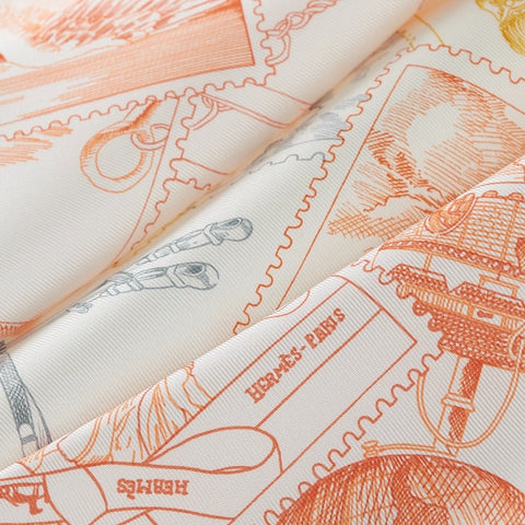 【新品未使用】 Hermes エルメス SCARF ガヴロッシュ 《フォーブルの切手愛好家》 カレ45 スカーフ オランジュ・キュイ / 白 / グレー シルク100% 新品未使用 100%SILK