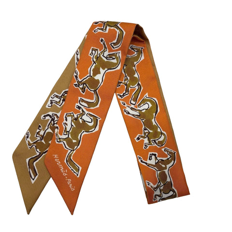 【新品未使用】 Hermes エルメス TWILLY ツイリー 《自由の馬》 小物 オランジュ・キュイ / ベージュ・ドレ / 白 シルク100％ 新品未使用