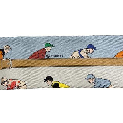 【新品未使用】 Hermes エルメス TWILLY ツイリー 《競馬》 小物 ブルー・シエル / ジョーヌ・ヴィフ / グリーン シルク100％ 新品未使用