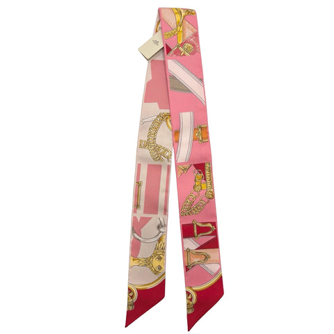 【新品未使用】 Hermes エルメス TWILLY ツイリー 《カヴァルカドゥール・リミックス》 小物 レッド / ピンク / ゴールド シルク100％ 新品未使用