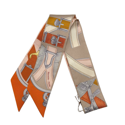 【新品未使用】 Hermes エルメス TWILLY ツイリー 《カヴァルカドゥール・リミックス》 小物 オレンジ / ベージュ / キャラメル シルク100％ 新品未使用