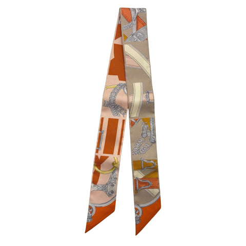 【新品未使用】 Hermes エルメス TWILLY ツイリー 《カヴァルカドゥール・リミックス》 小物 オレンジ / ベージュ / キャラメル シルク100％ 新品未使用