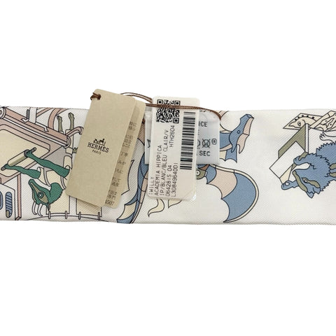 【新品未使用】 Hermes エルメス TWILLY ツイリー 《アカデミア・イピカ》 小物 白 / ブルー・クレール / グリーン シルク100％ 新品未使用